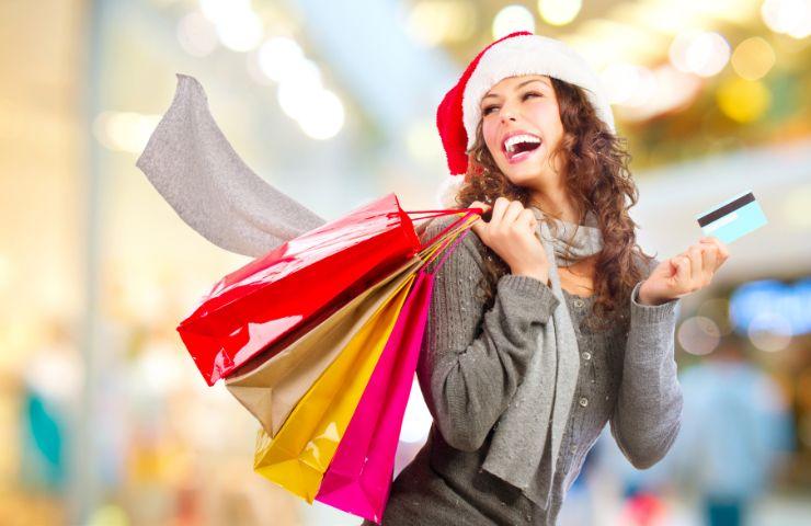 Ragazza sorridente che fa shopping