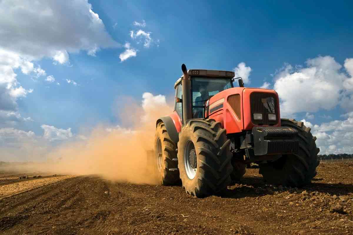 Agricoltore alla guida di un trattore