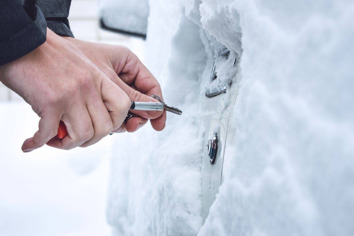 Automobile ricoperta di neve e ghiaccio