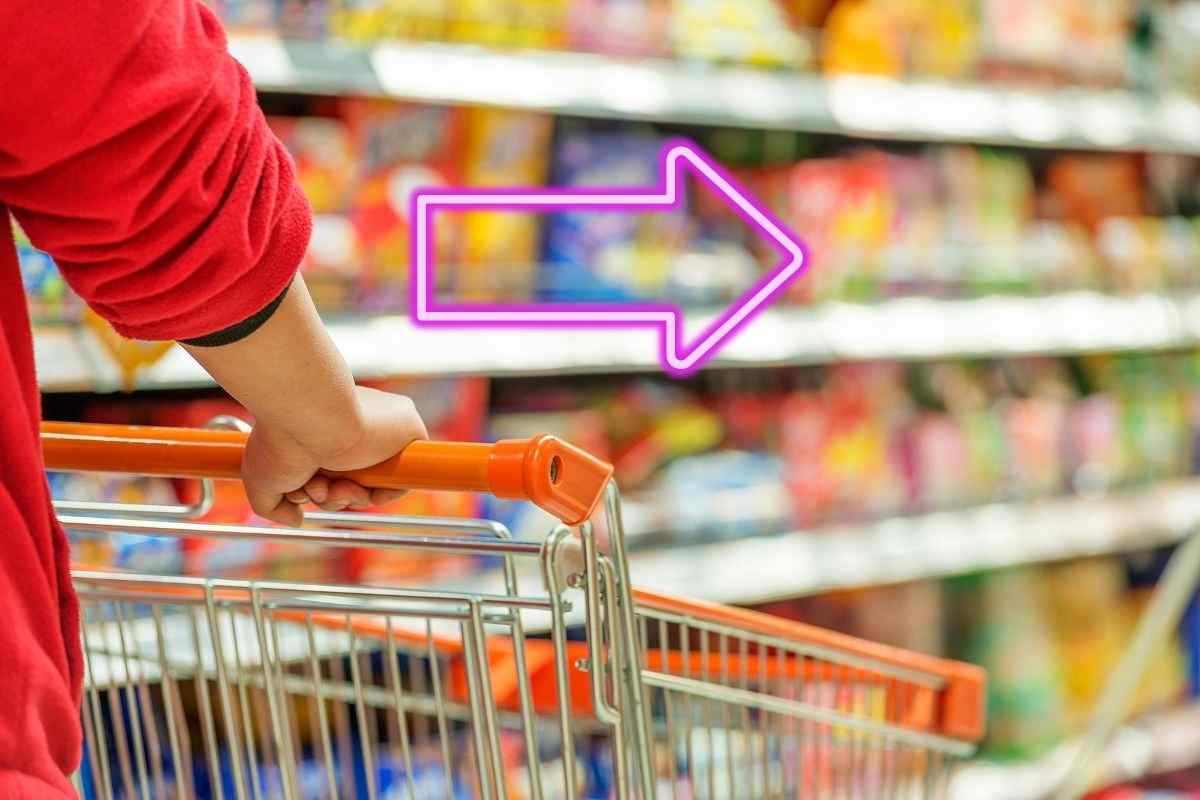 Consumatore fa spesa al supermercato