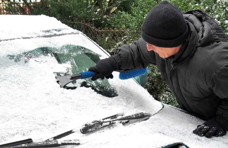 Parabrezza dell'auto ghiacciato