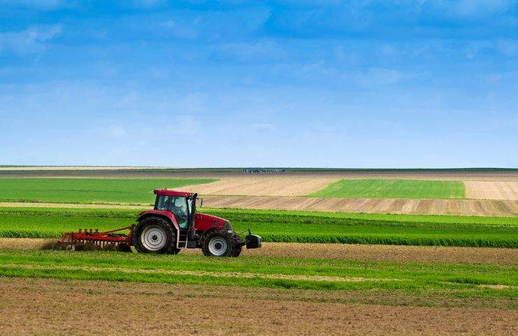 Trattore al lavoro sui campi