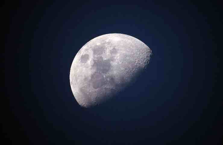 Un hombre fue enterrado en la luna.