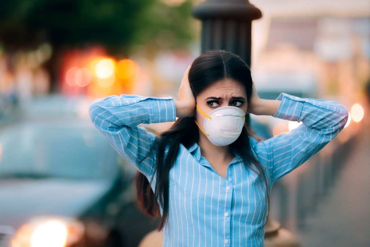 Ragazza con mascherina anti-smog