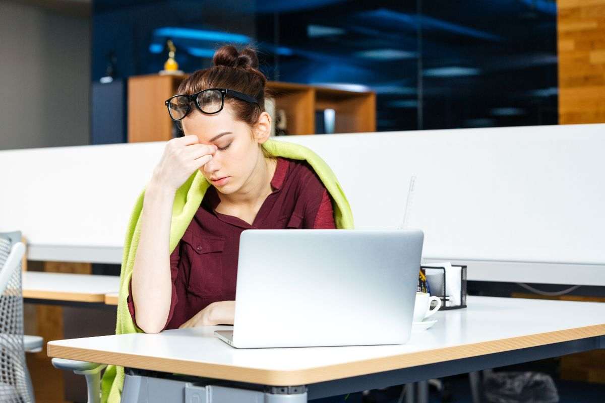 Ragazza stanca lavora al computer