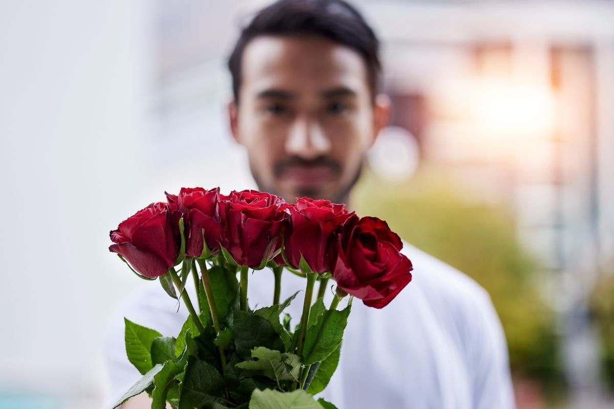 Ragazzo regala mazzo di rose