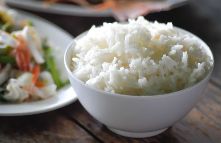 Scodella con riso bianco