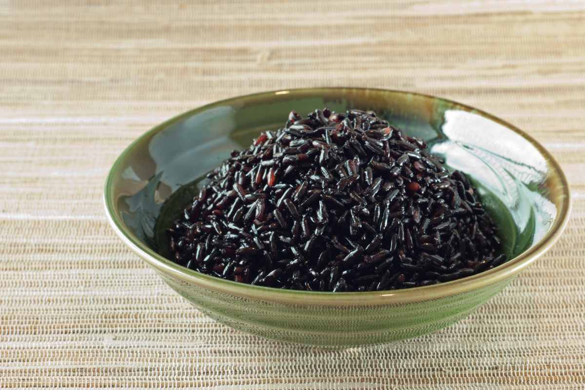 Riso nero nella scodella