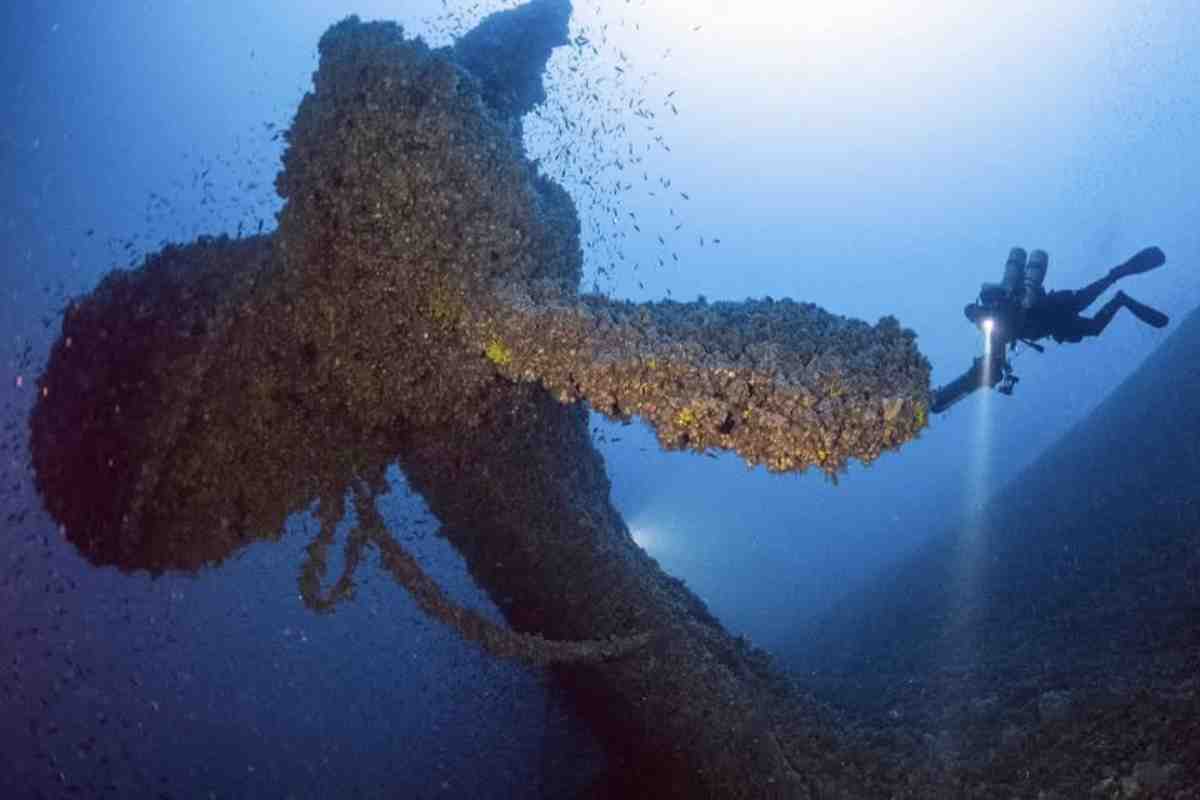 i resti del britannic visti durante una escursione