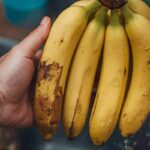 mano lava casco di banane