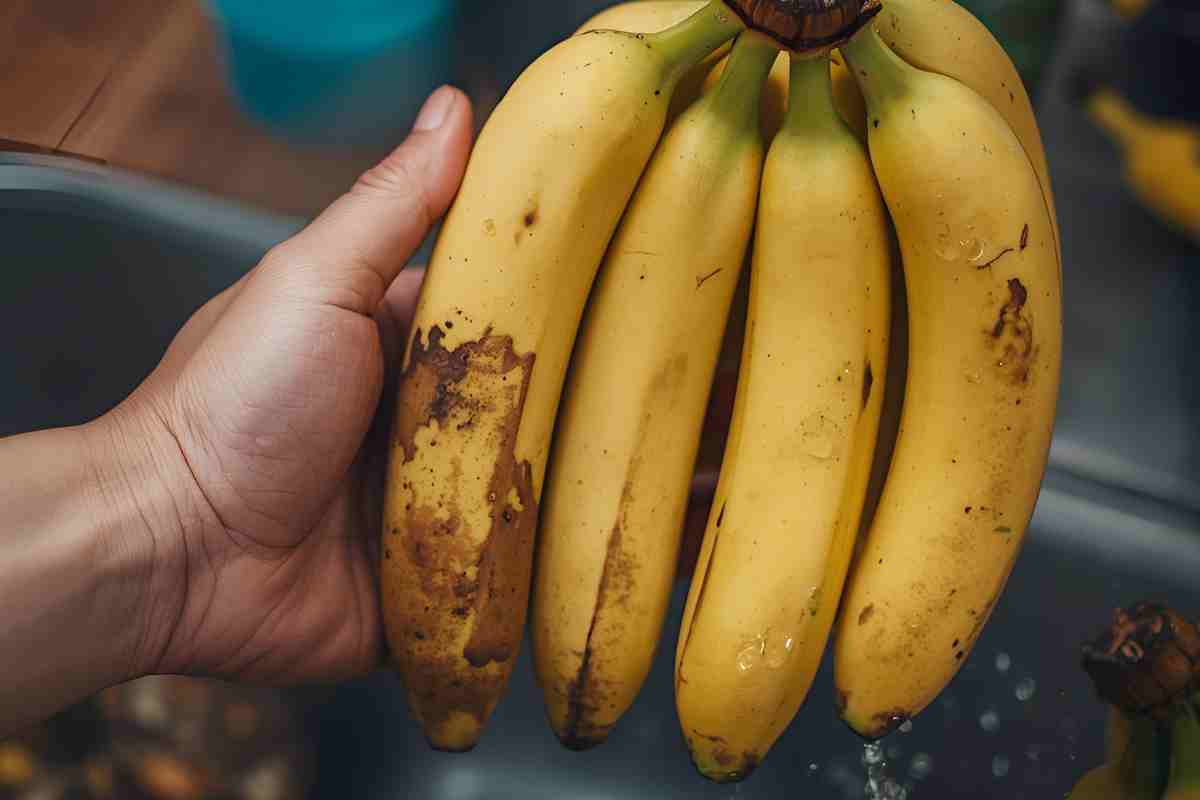 mano lava casco di banane