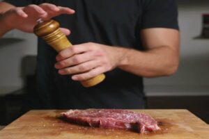 una mano condisce carne di zebra