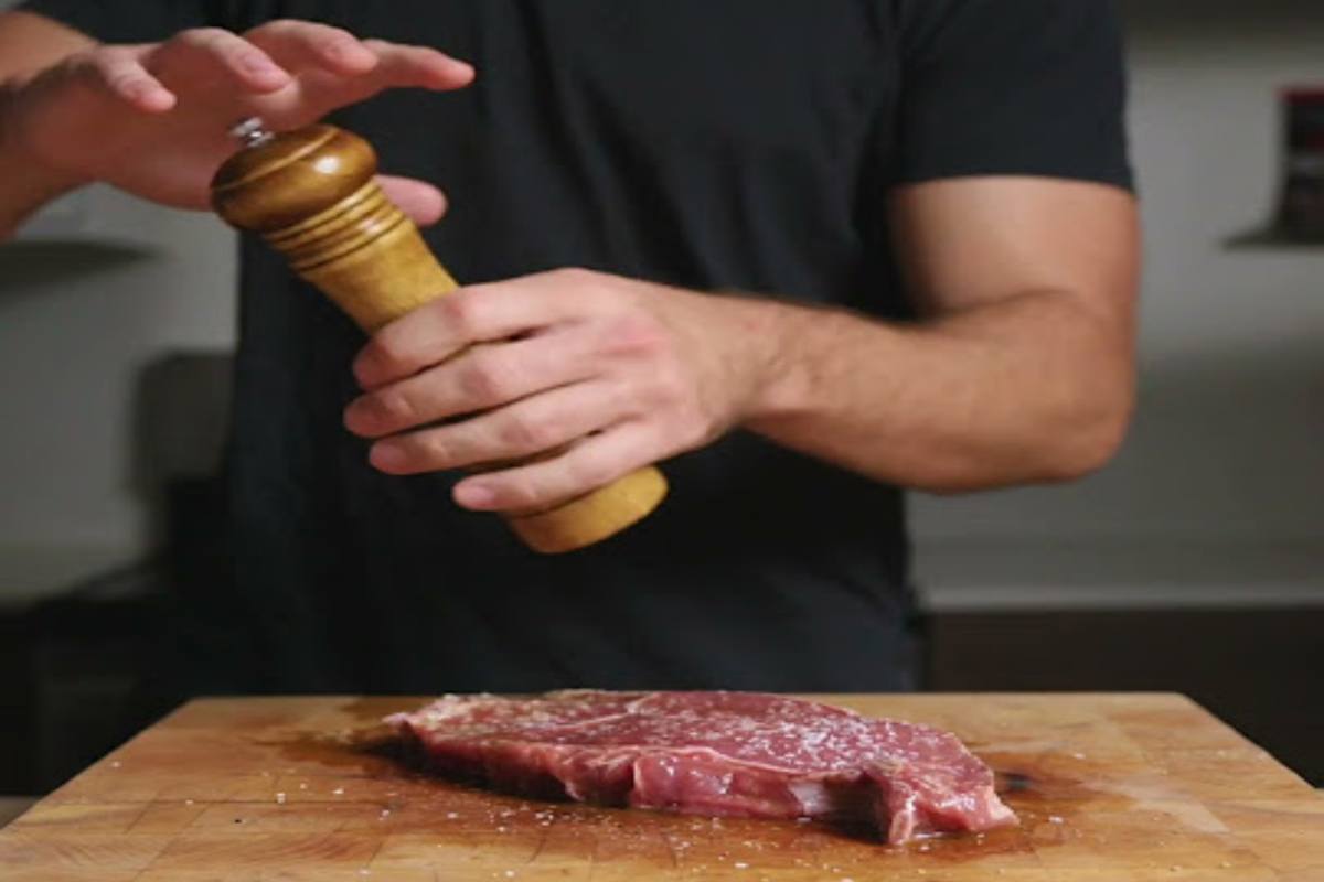 una mano condisce carne di zebra