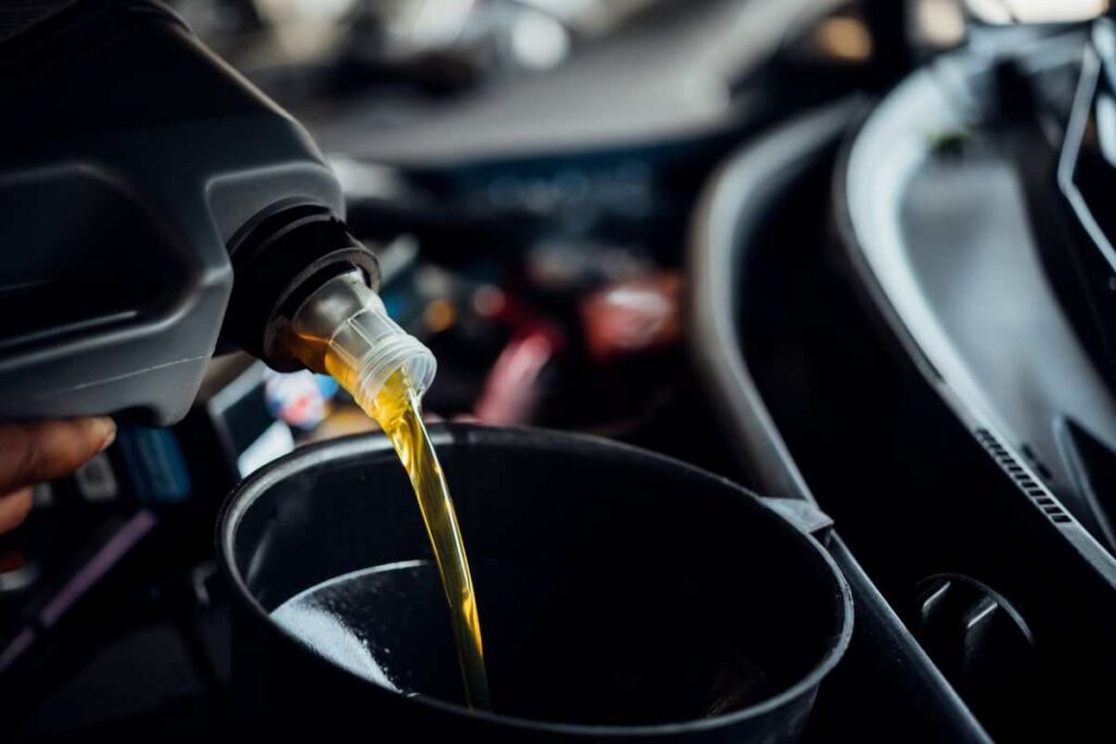Auto elettriche, arriva l’olio “intelligente”: Castrol lancia il nuovo fluido per i motori EV immersi