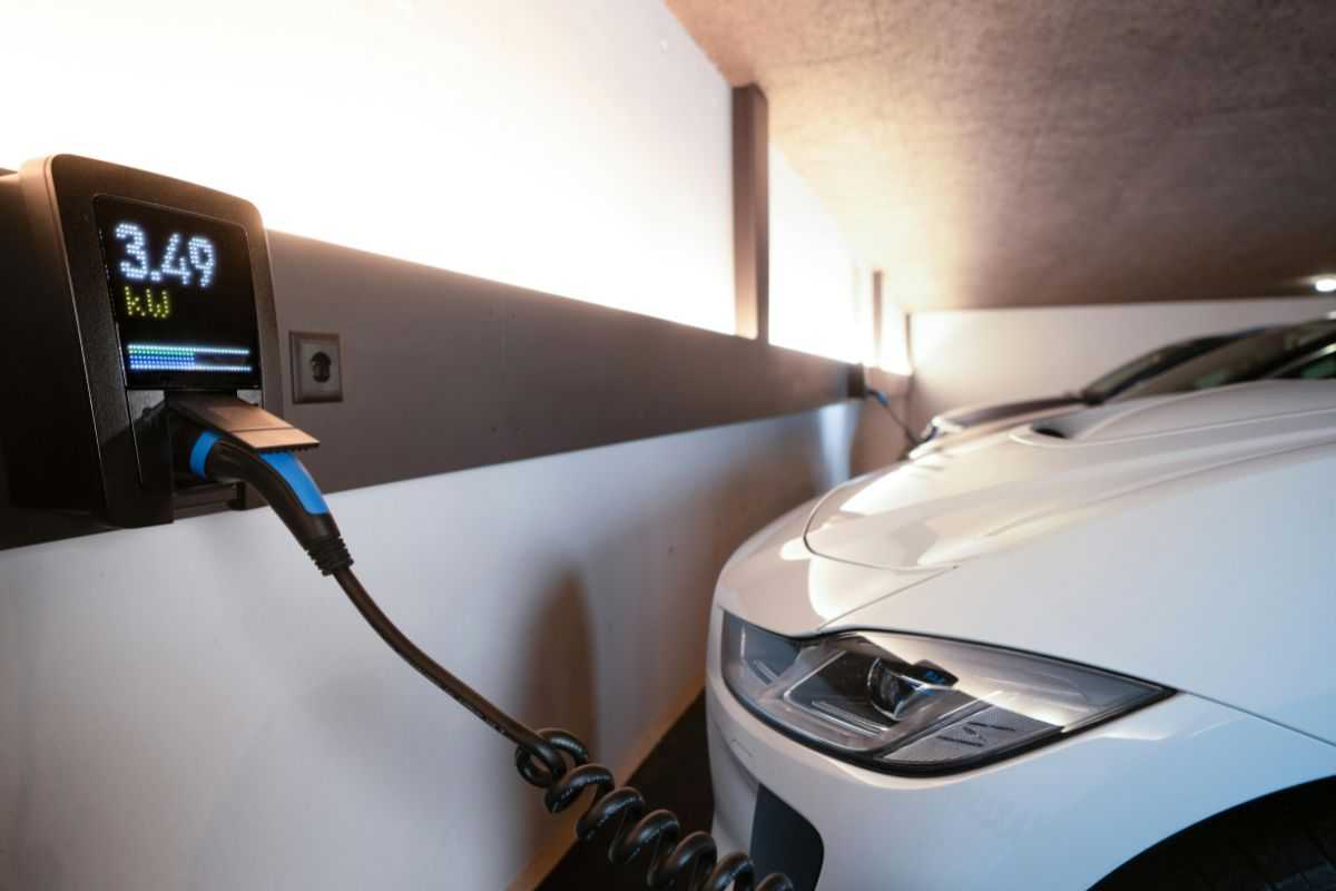 Robotaxi senza pause: arriva il braccio robotico che ricarica le flotte autonome da solo